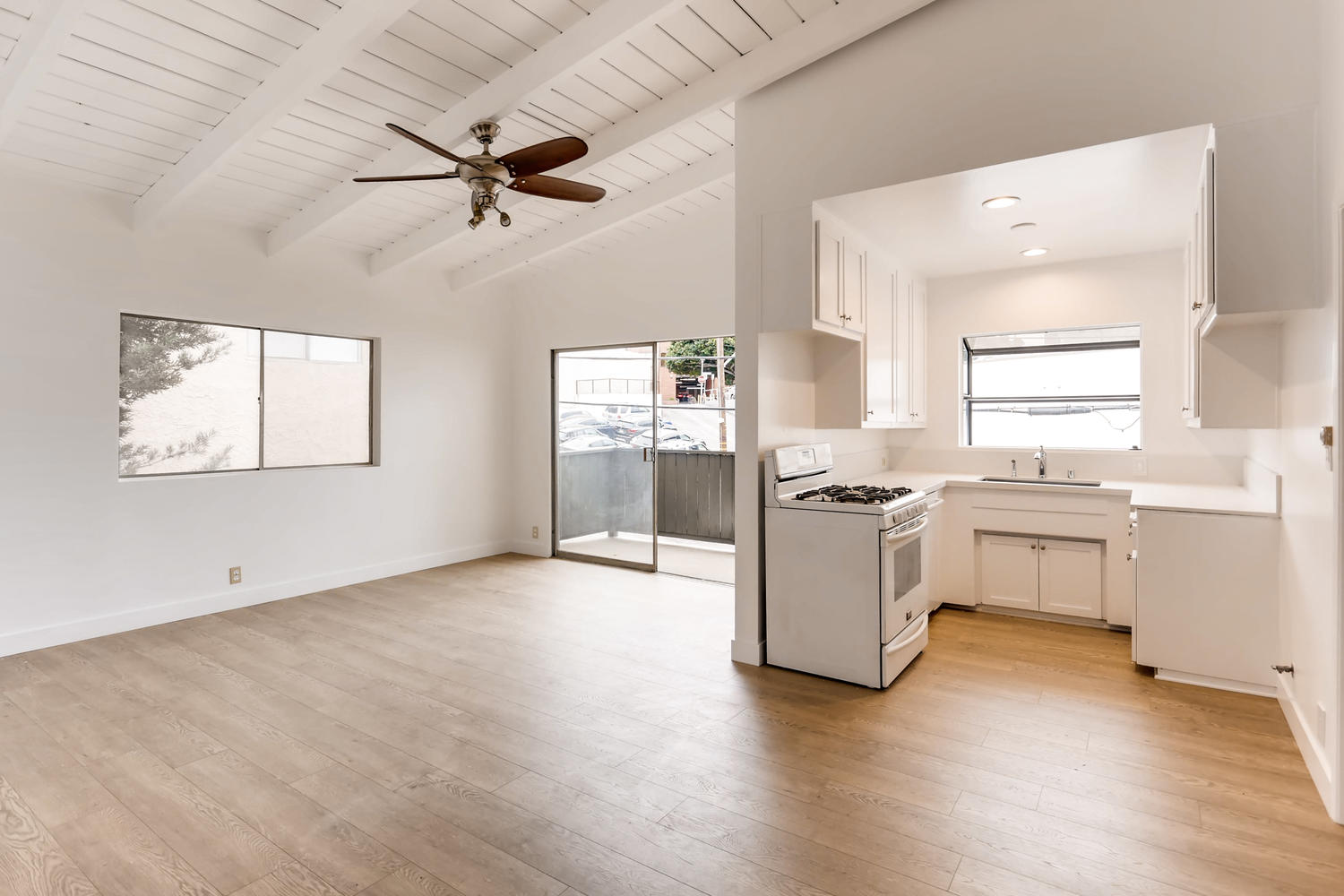 11634 Gorham Avenue, 206, Brentwood. Maser Condo Sales Top Real